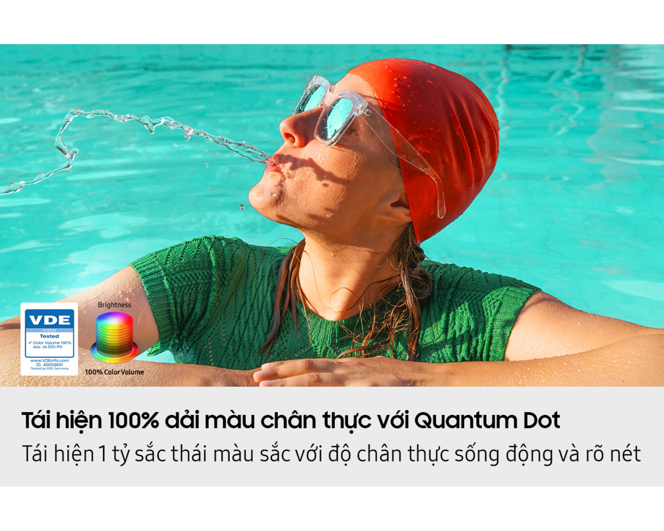 vn-qled-tv-qa65q7f5akxxv-a-woman-is-spitting-out-water-in-the-pool--all-the-colors-in-the-image-become-vivid-as-the-brightness-level-increases--vde-tested-logo-is-on-displ